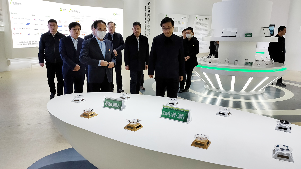 山東省副省長(zhǎng)劉強(qiáng)來合力泰電子公司參觀考察 (2)(1).jpg