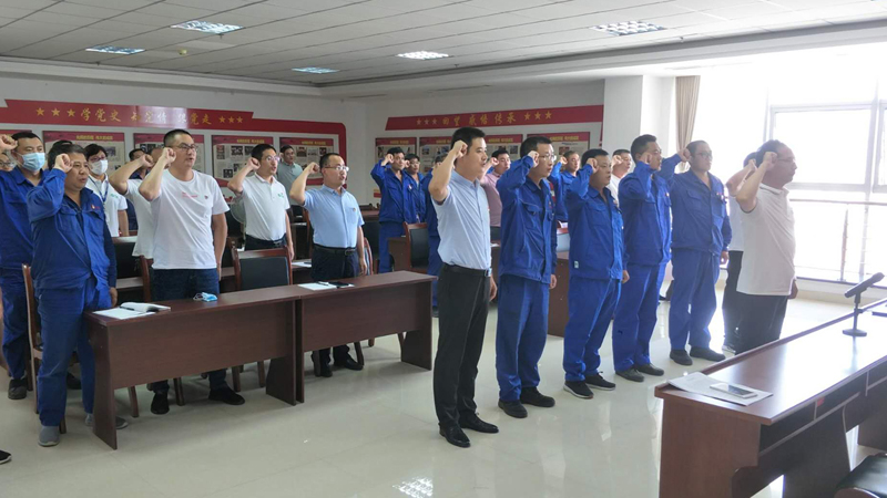 公司黨委組織2019年度新發(fā)展黨員進(jìn)行入黨宣誓儀式 (3).jpg